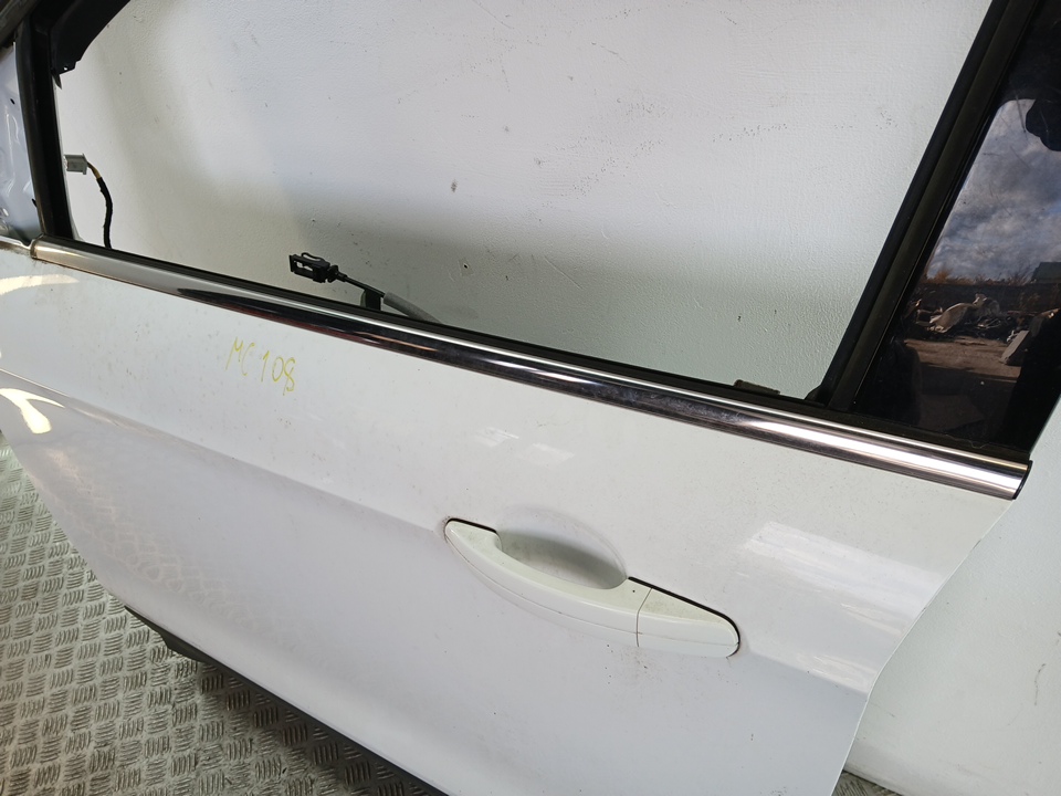 Накладка стекла переднего левого