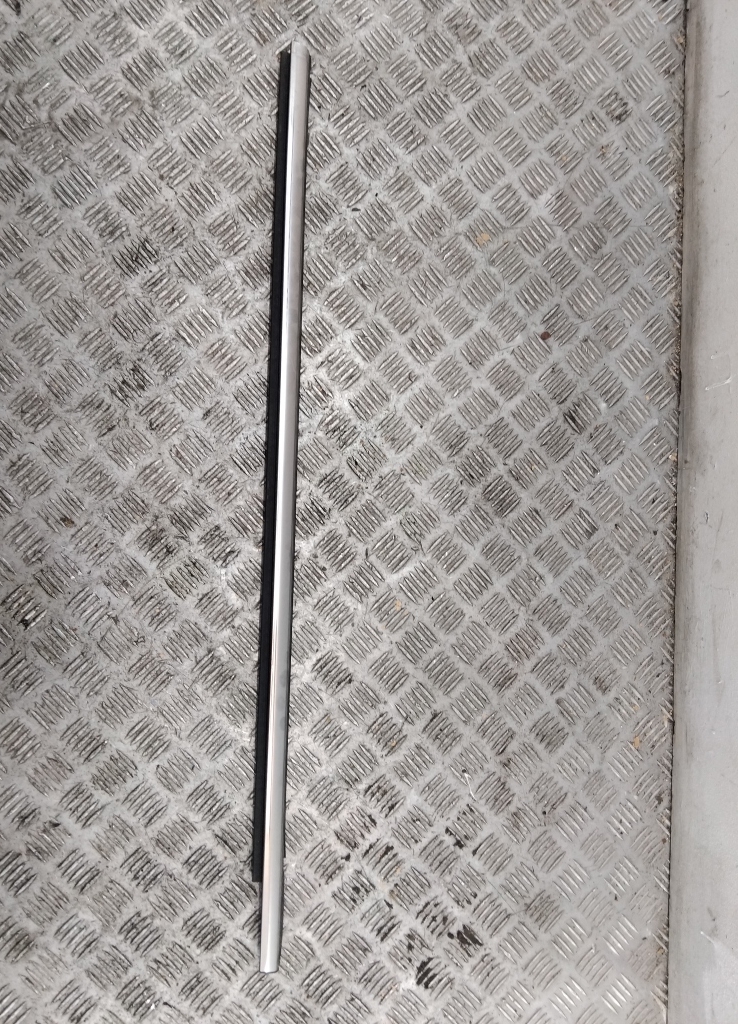 Накладка стекла переднего левого