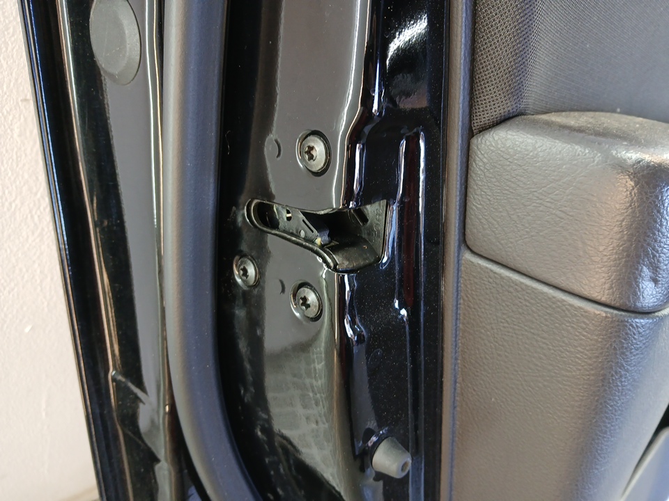Замок двери передней левой