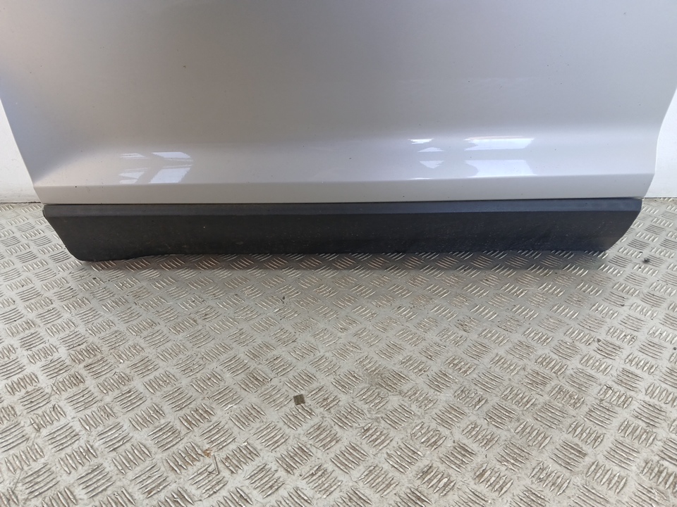 Накладка двери передней левой