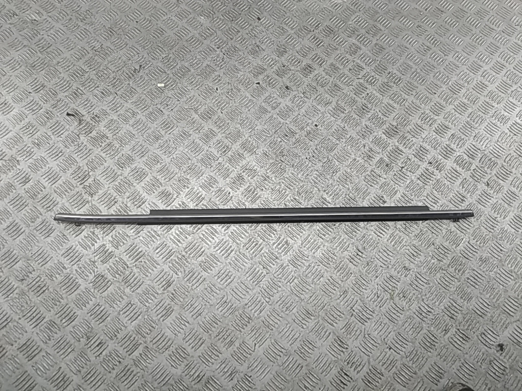 Накладка стекла заднего правого