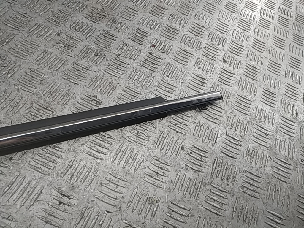 Накладка стекла заднего правого