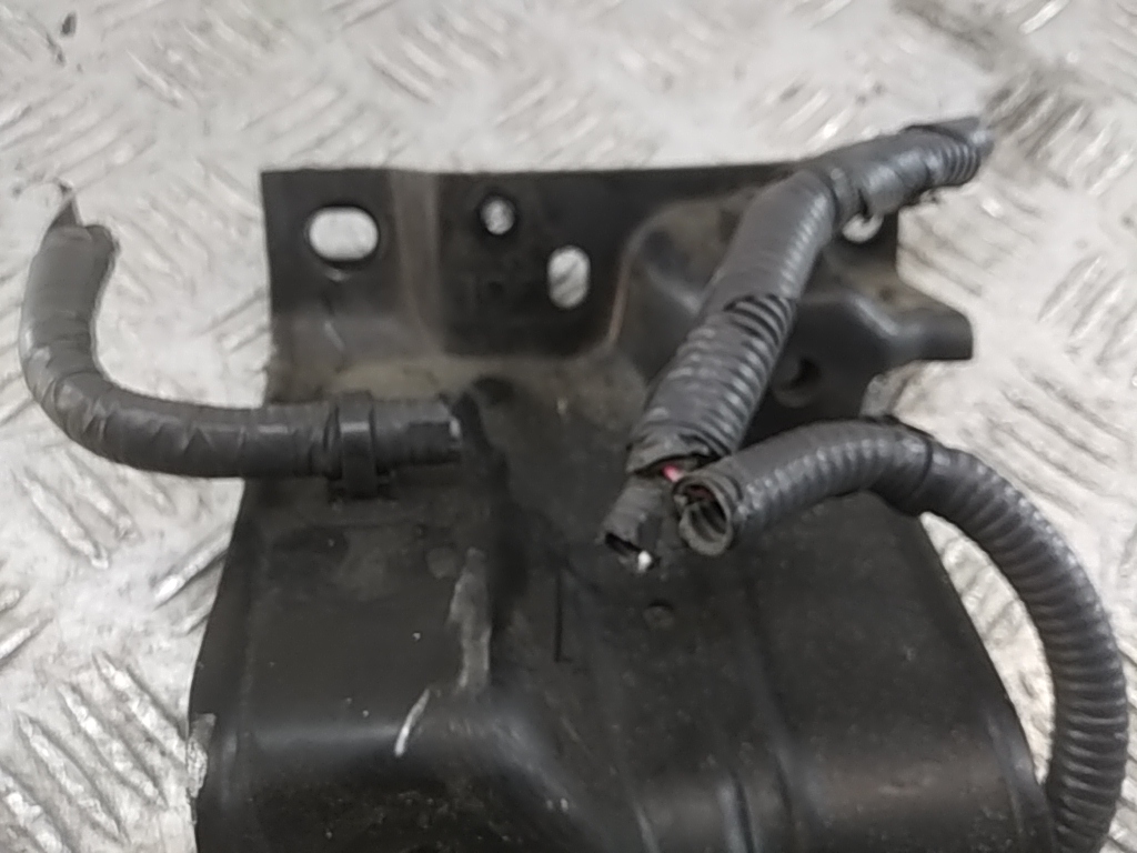 Кронштейн замка капота