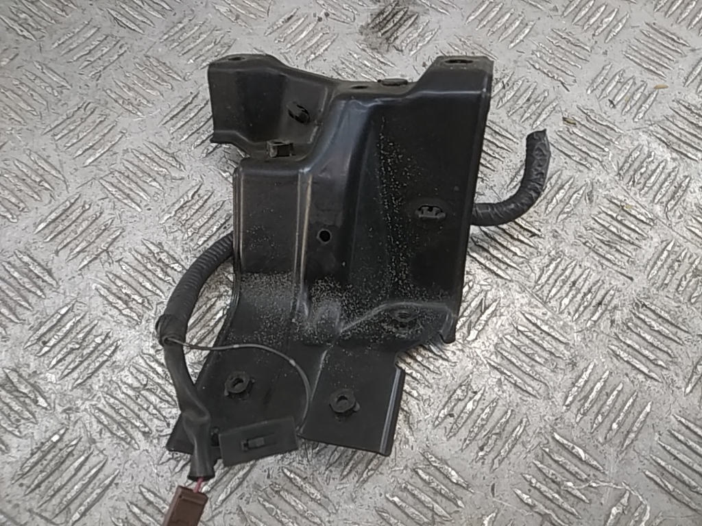 Кронштейн замка капота