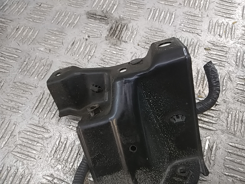 Кронштейн замка капота