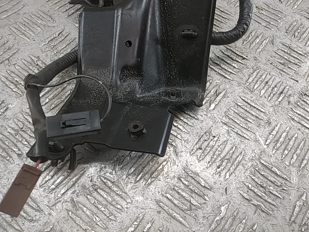 Кронштейн замка капота