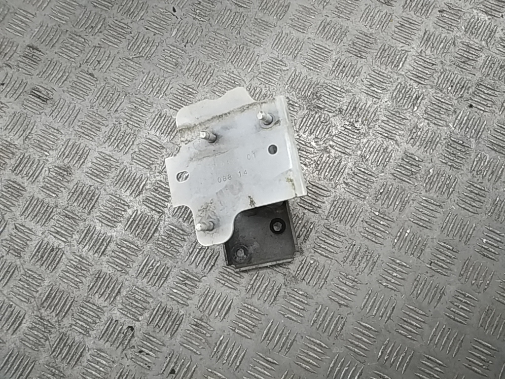 Кронштейн усилителя переднего бампера правый