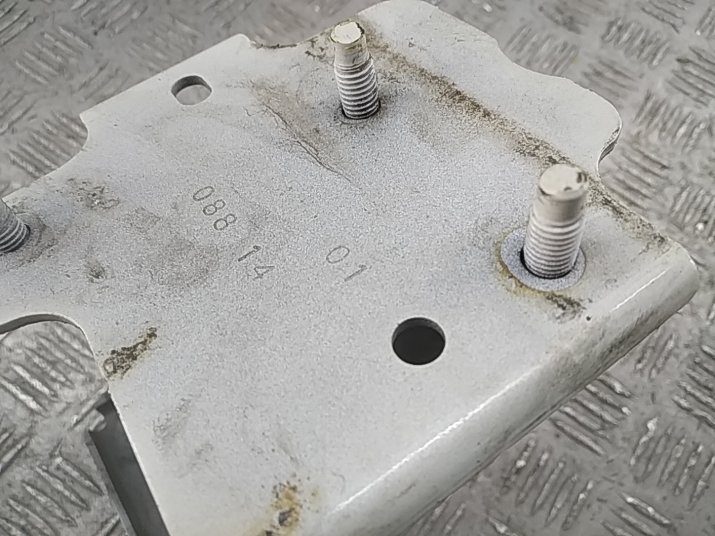 Кронштейн усилителя переднего бампера правый