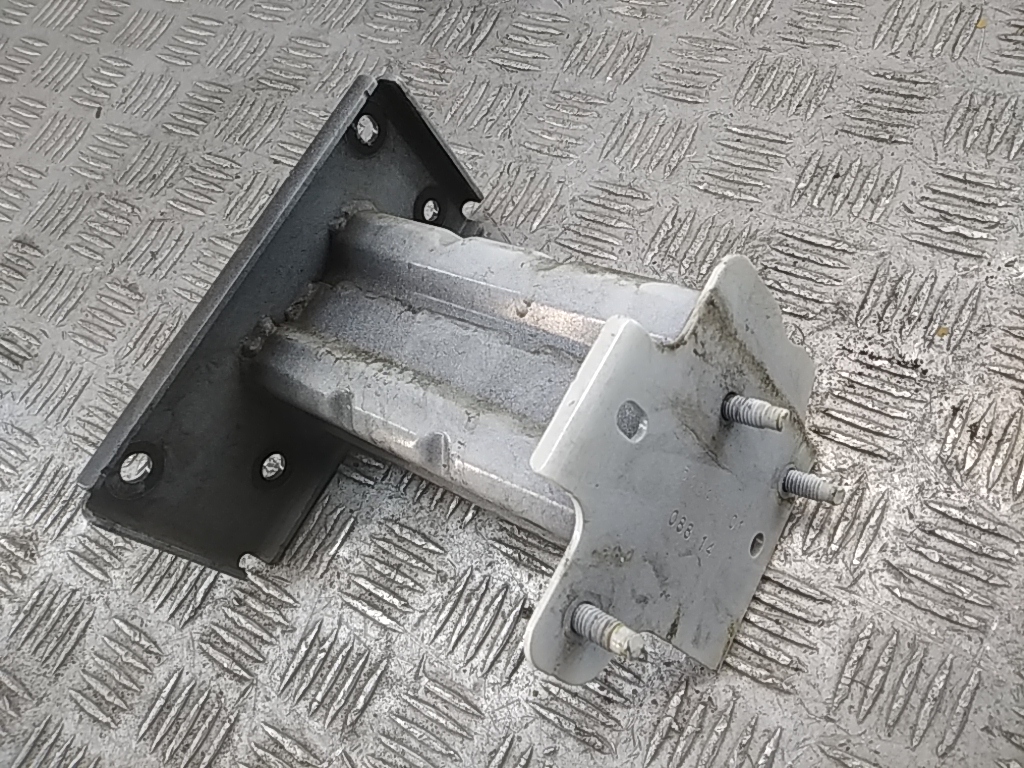 Кронштейн усилителя переднего бампера правый