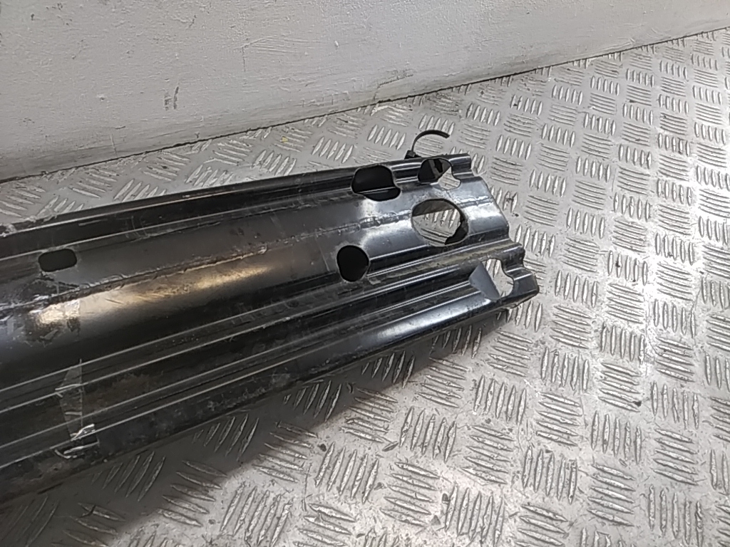 Усилитель переднего бампера