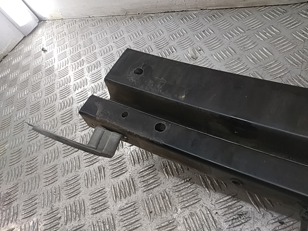 Усилитель переднего бампера