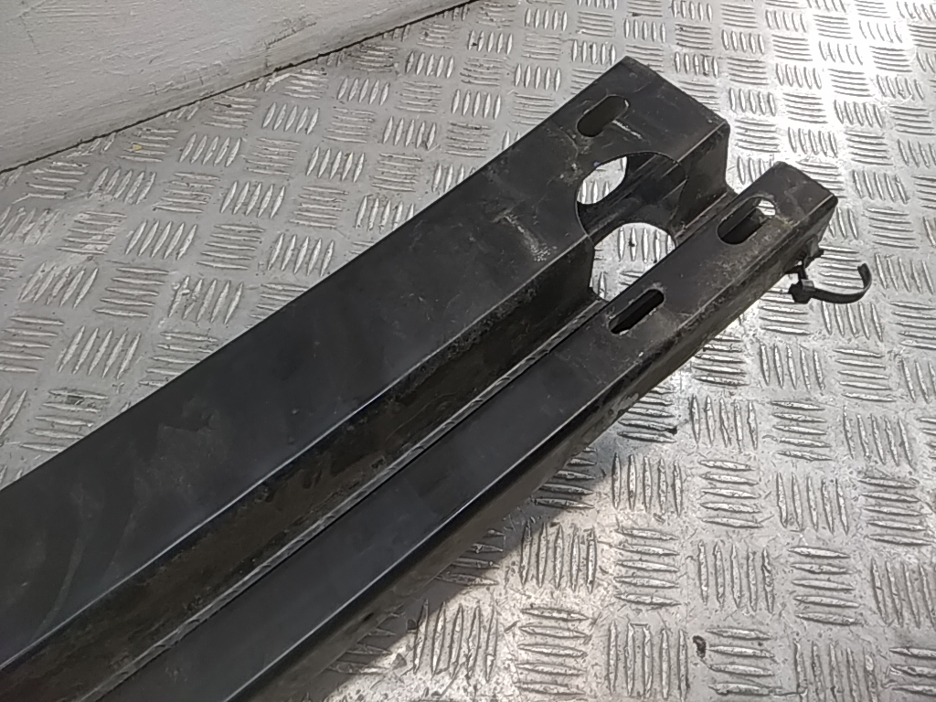 Усилитель переднего бампера