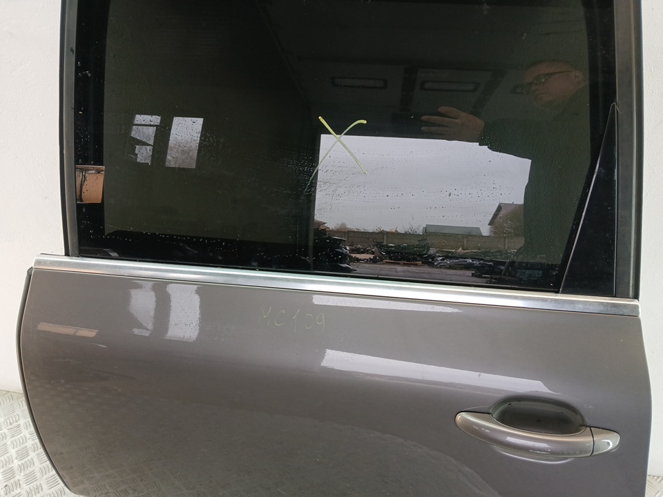 Накладка стекла заднего левого