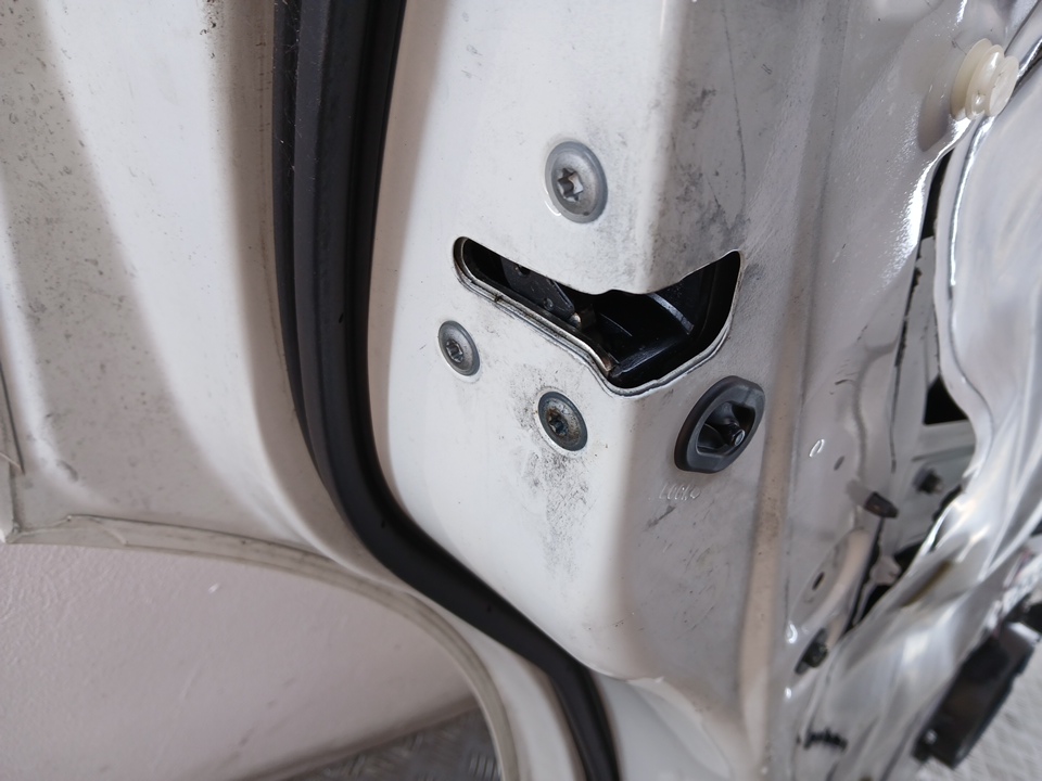 Замок двери задней левой