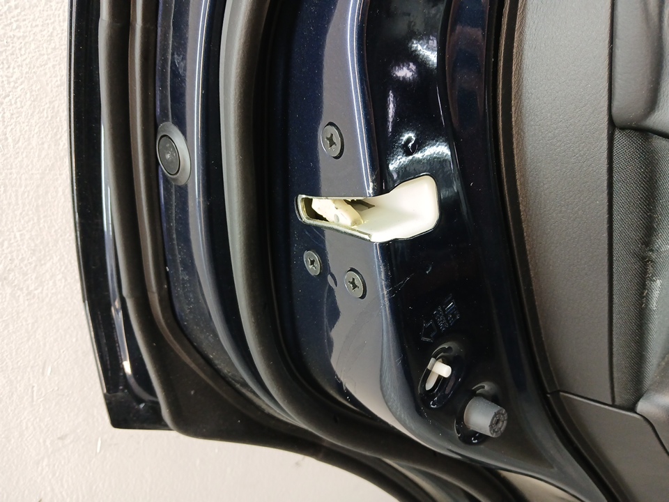 Замок двери задней левой