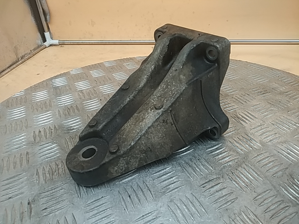 Кронштейн опоры двигателя