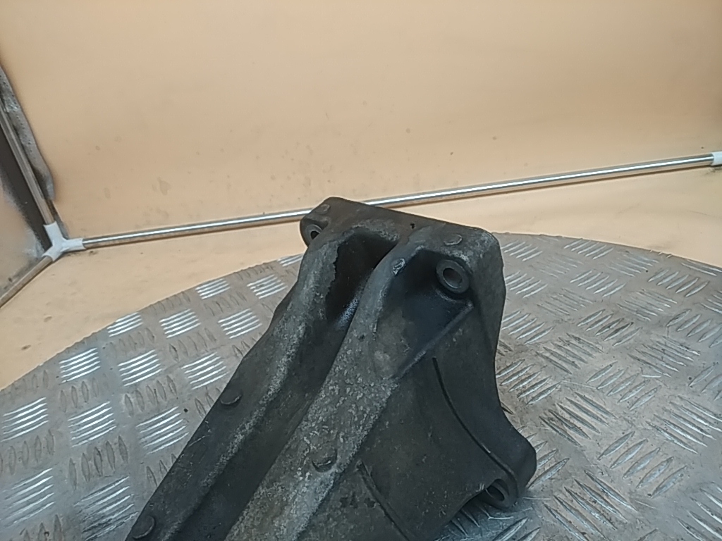 Кронштейн опоры двигателя