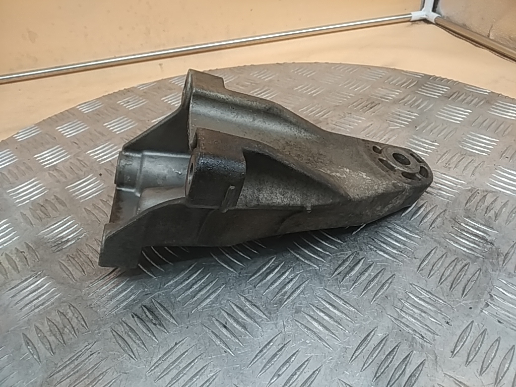 Кронштейн опоры двигателя