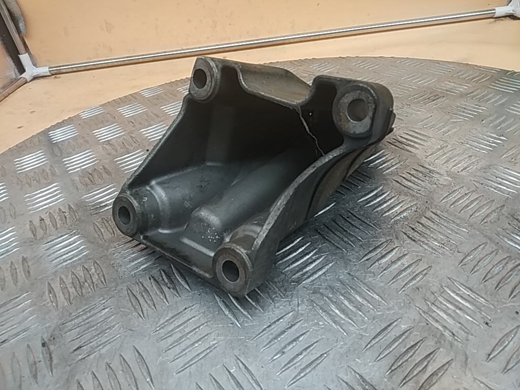 Кронштейн опоры двигателя