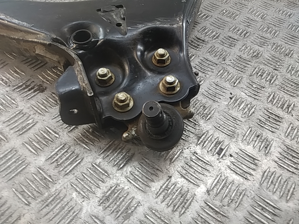 Рычаг передний нижний правый