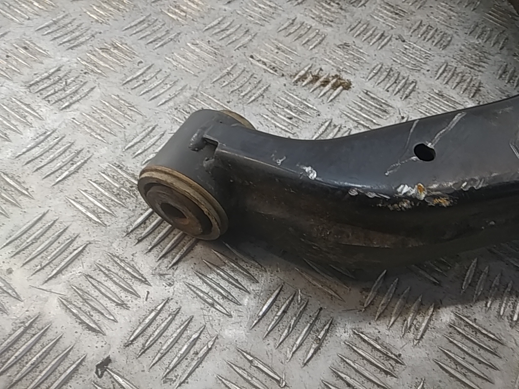 Рычаг передний нижний правый