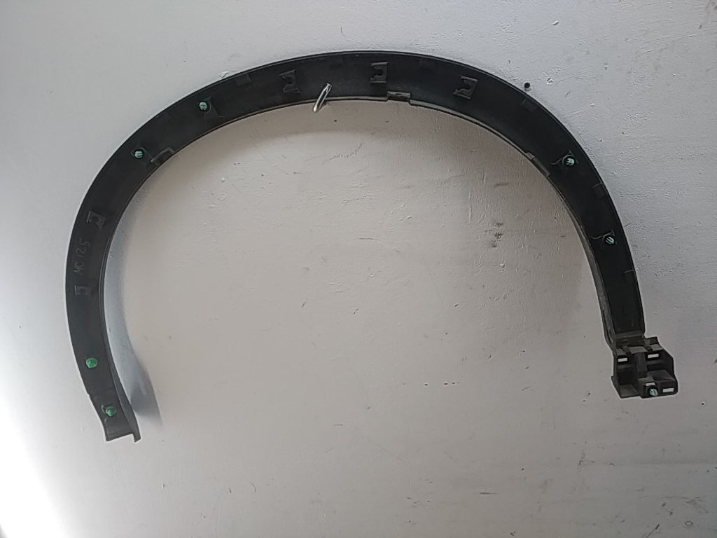 Накладка переднего крыла правого