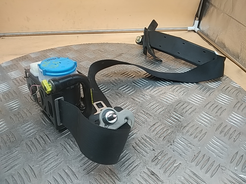 Ремень безопасности с пиропатроном