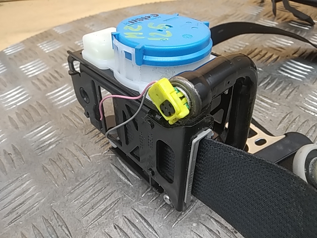 Ремень безопасности с пиропатроном