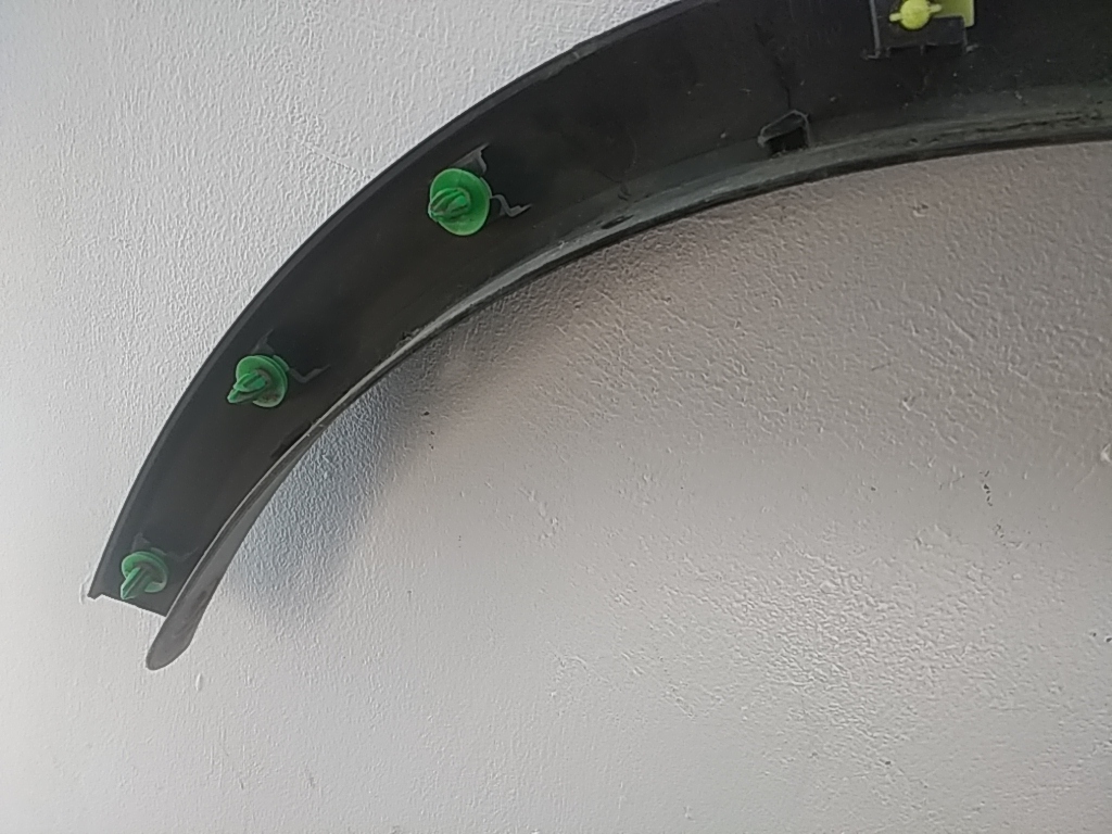 Накладка заднего крыла левого