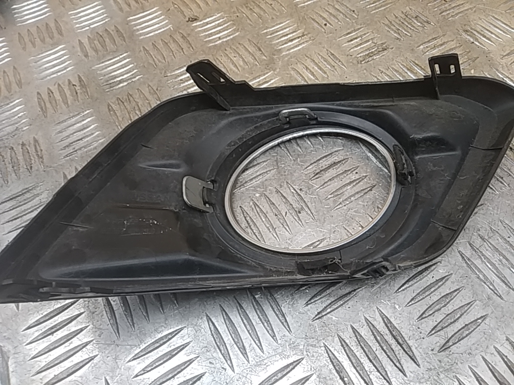 Рамка противотуманной фары левой