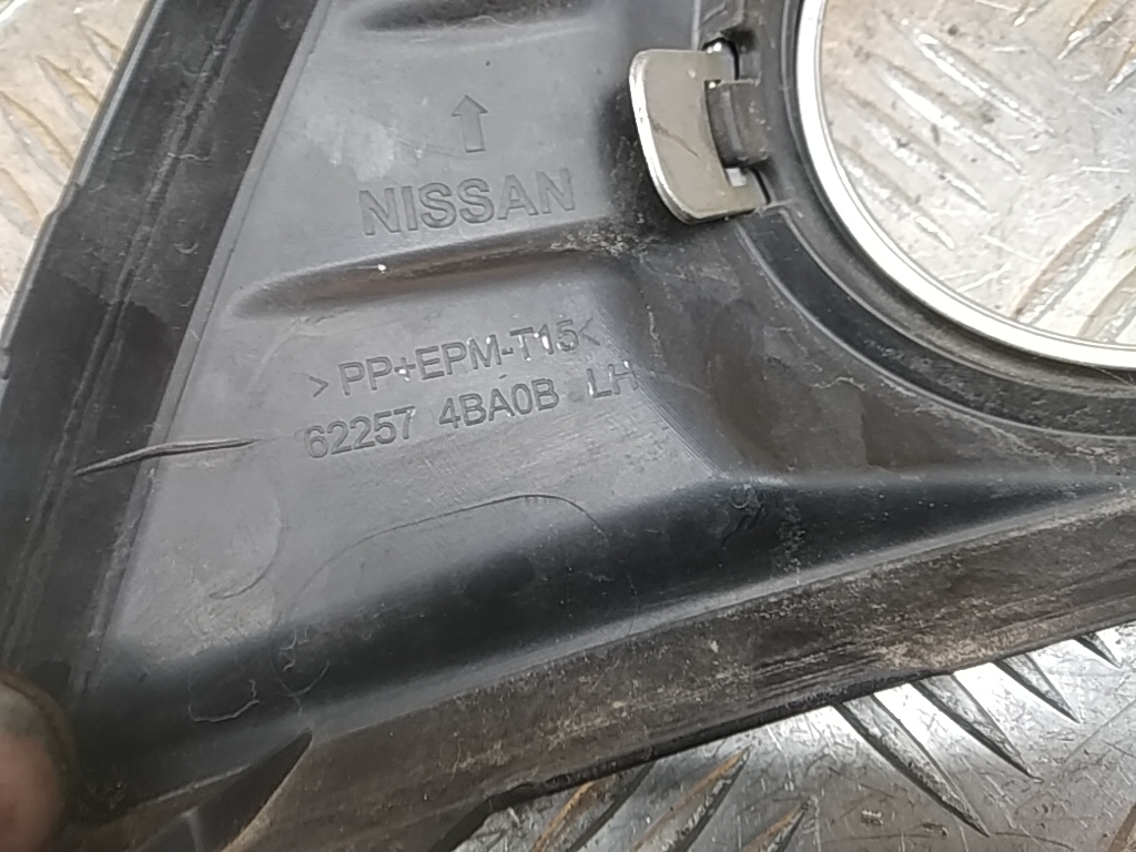 Рамка противотуманной фары левой