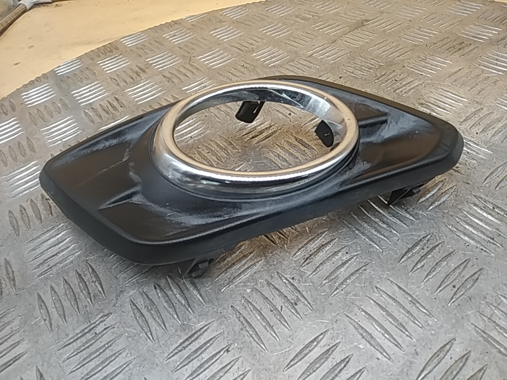 Рамка противотуманной фары левой