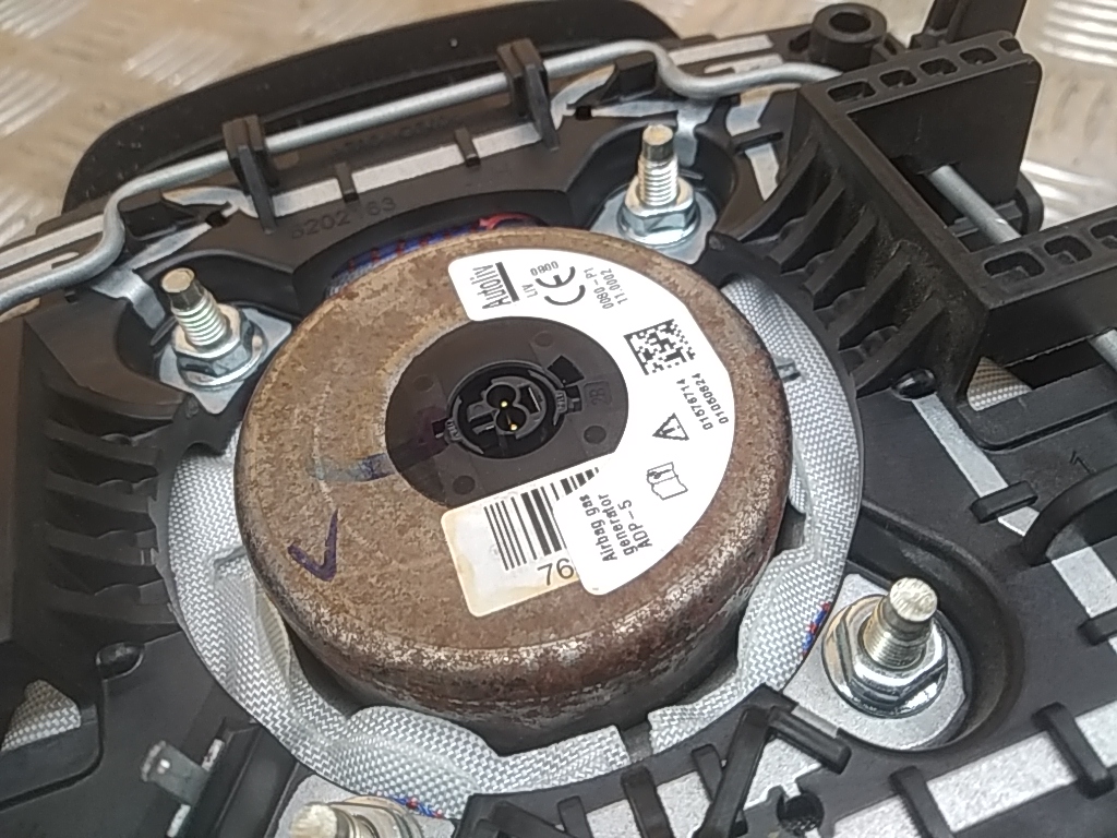 Подушка безопасности в рулевое колесо