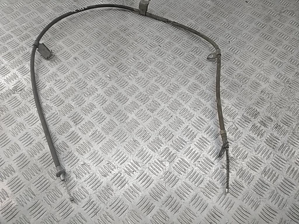 Трос стояночного тормоза правый
