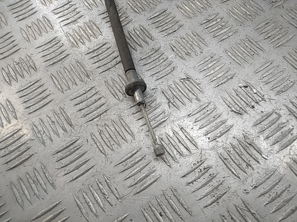 Трос стояночного тормоза правый