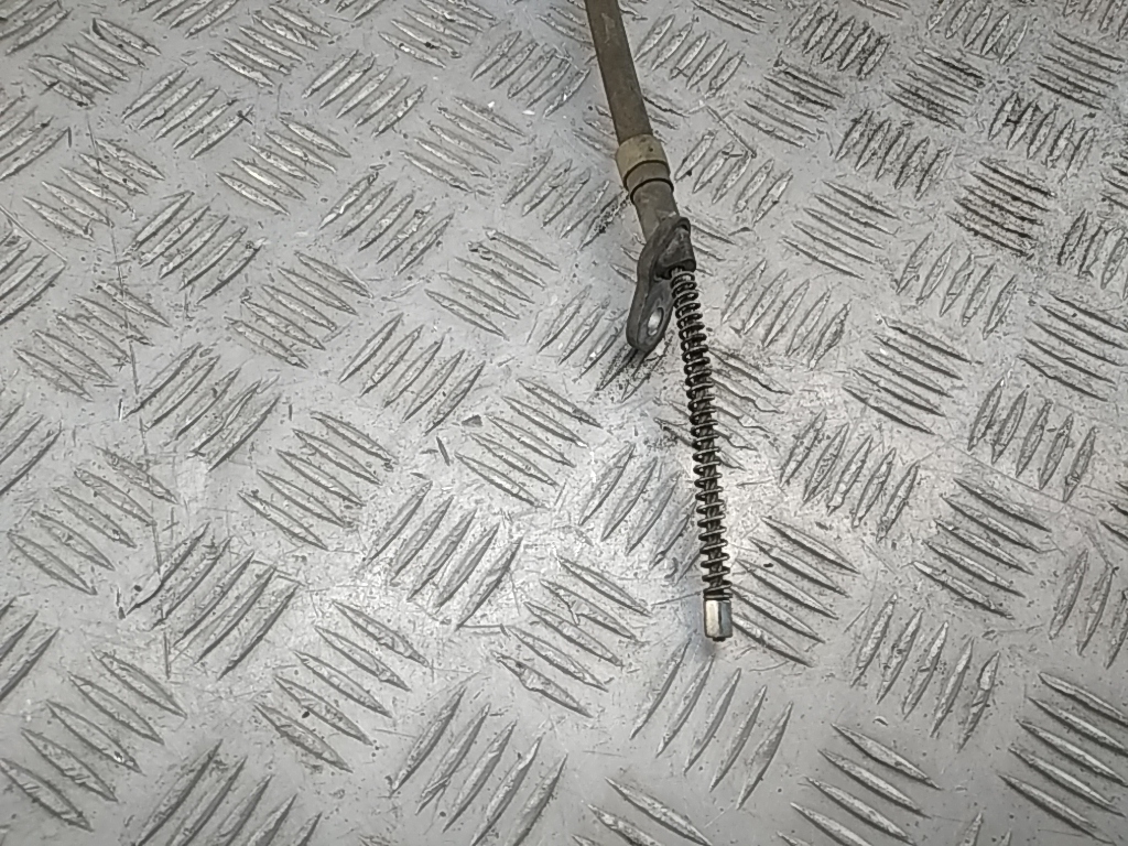 Трос стояночного тормоза правый