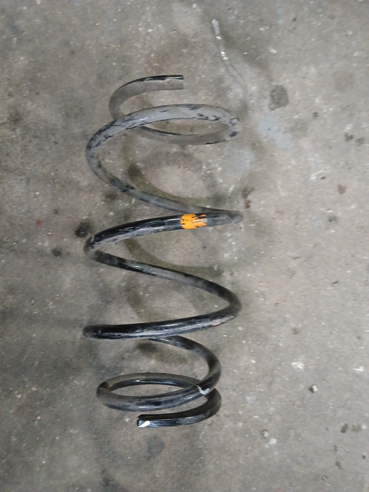 Пружина передняя левая