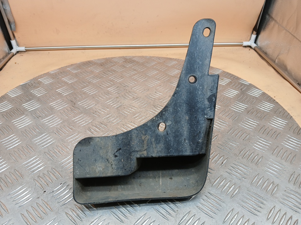 Брызговик передний левый