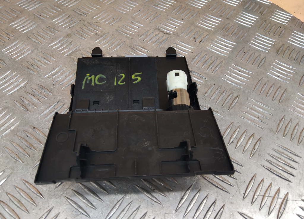 Гнездо AUX / USB IN