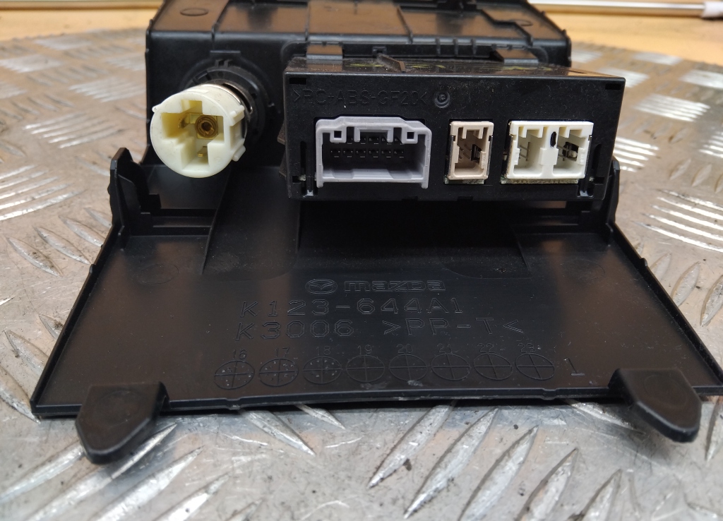 Гнездо AUX / USB IN