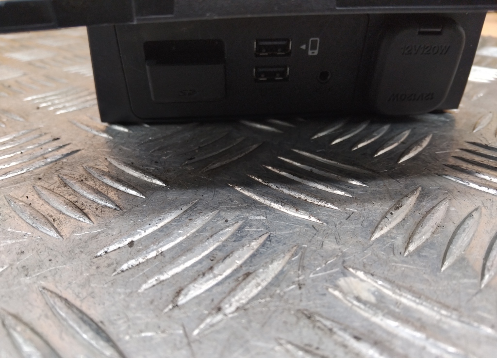 Гнездо AUX / USB IN