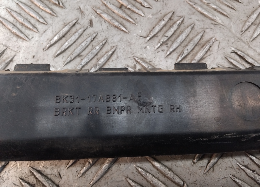 Кронштейн заднего бампера правый