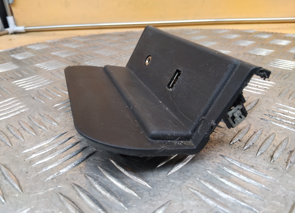 Гнездо AUX / USB IN