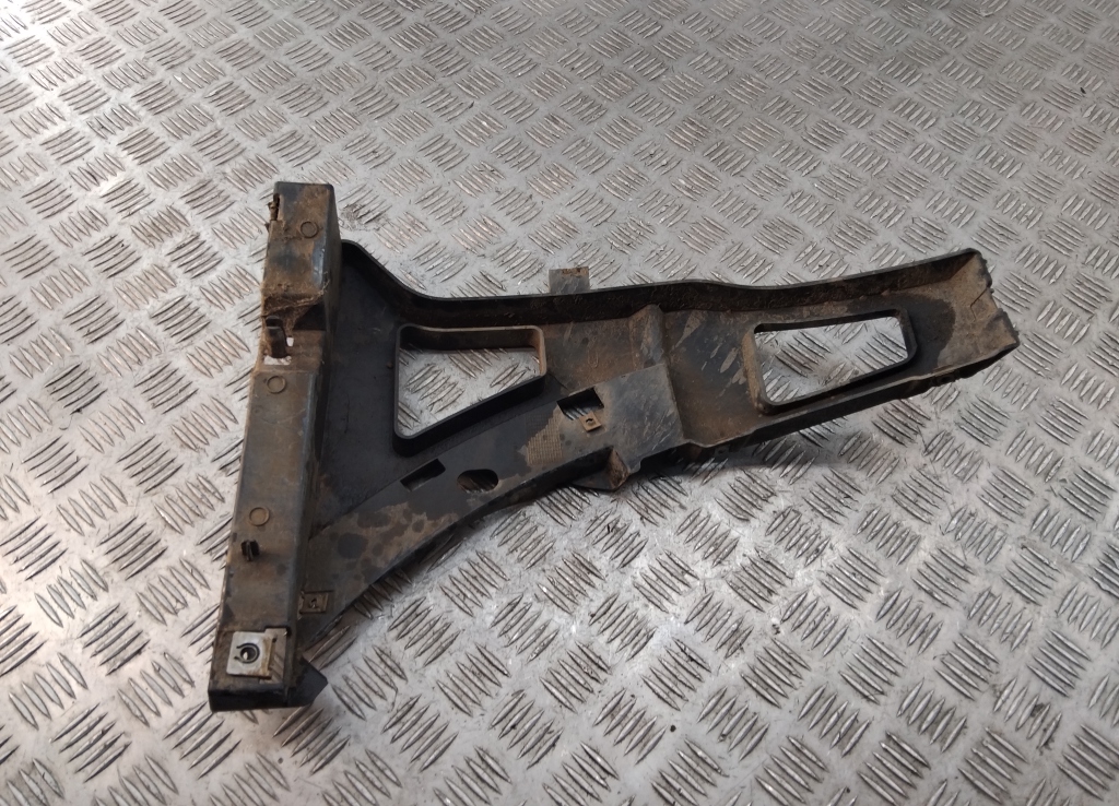 Кронштейн переднего бампера левый