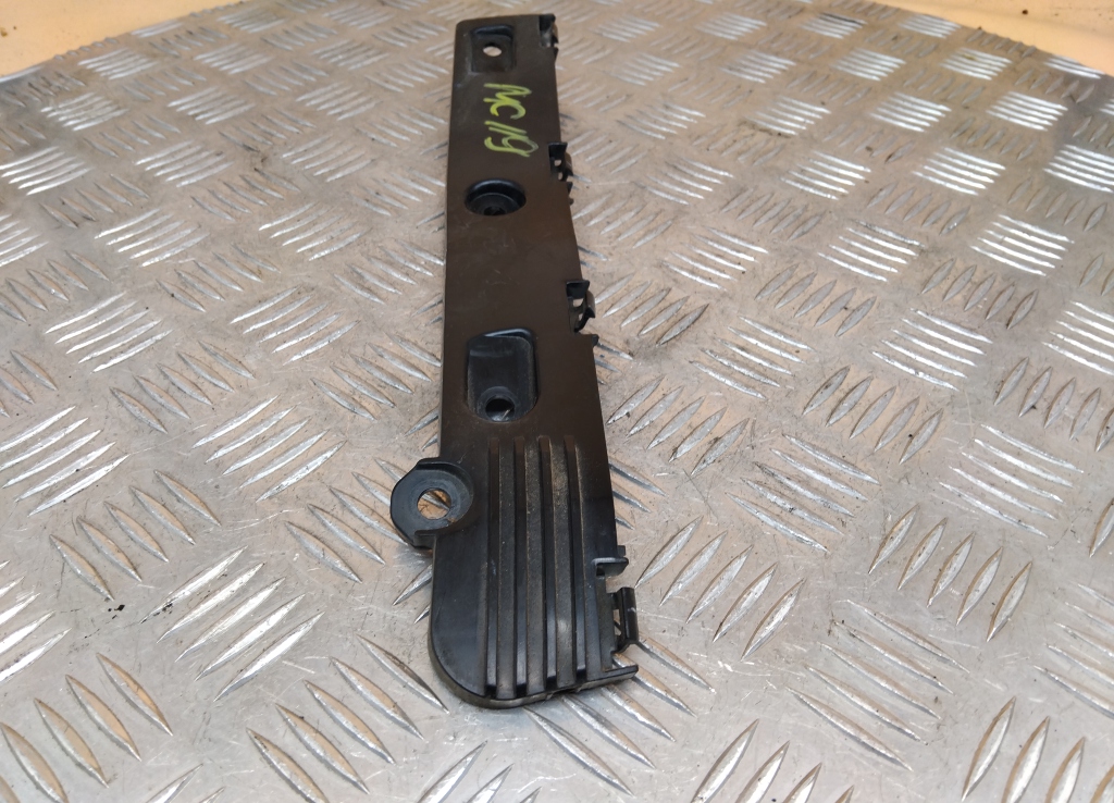 Кронштейн заднего бампера правый