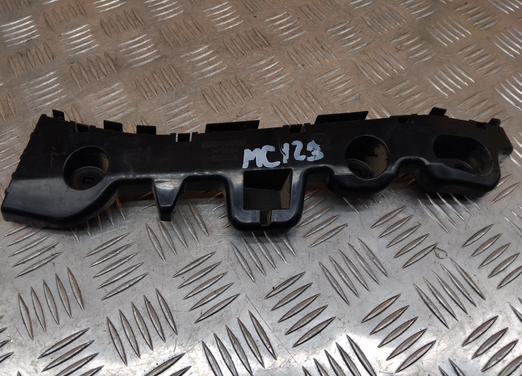 Кронштейн переднего бампера правый