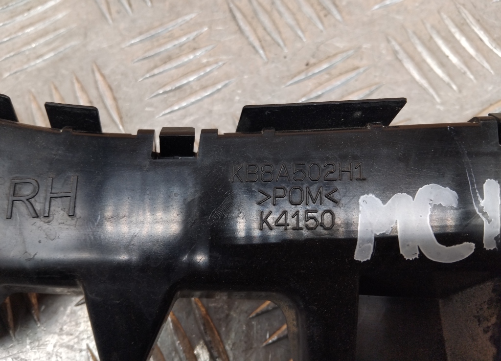 Кронштейн переднего бампера правый