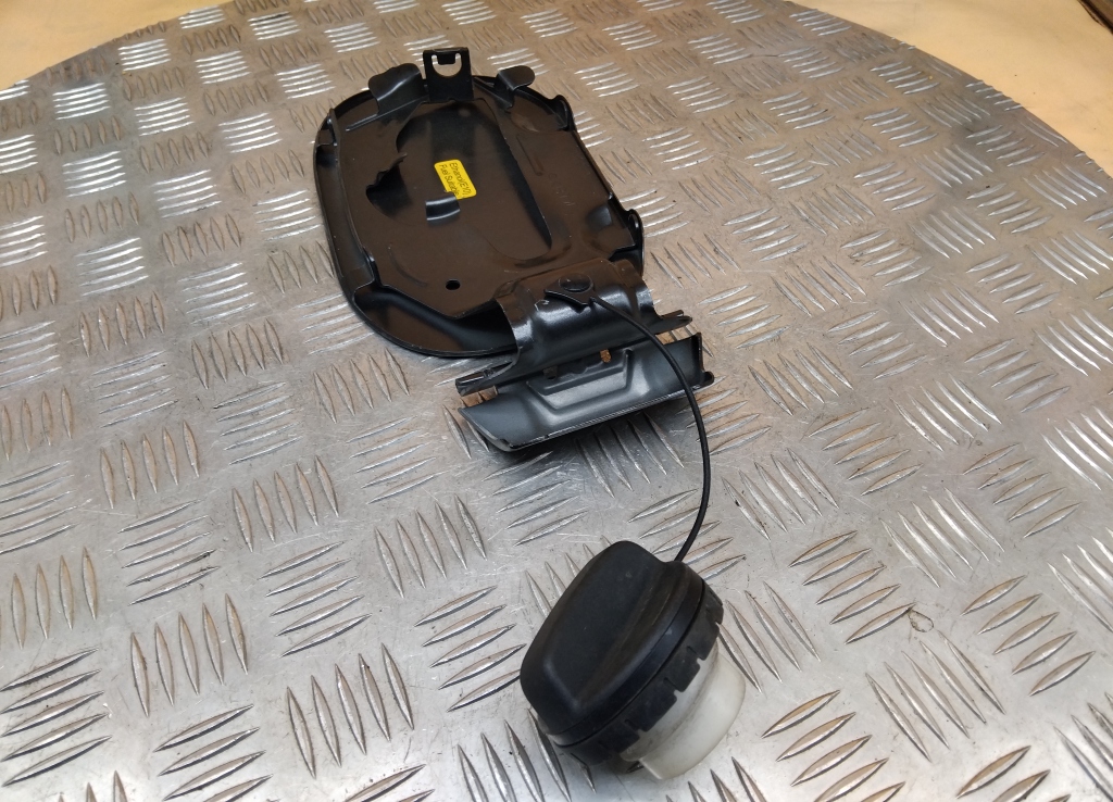 Лючок бензобака