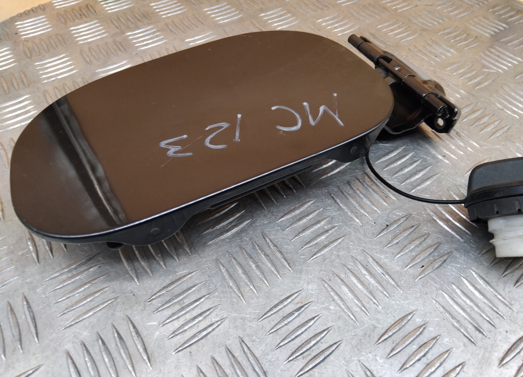 Лючок бензобака