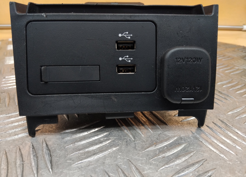 Гнездо AUX / USB IN